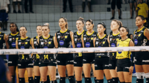 Jogadoras de vôlei do Praia Clube perfiladas (foto: Eliezer Esportes/Praia Clube)