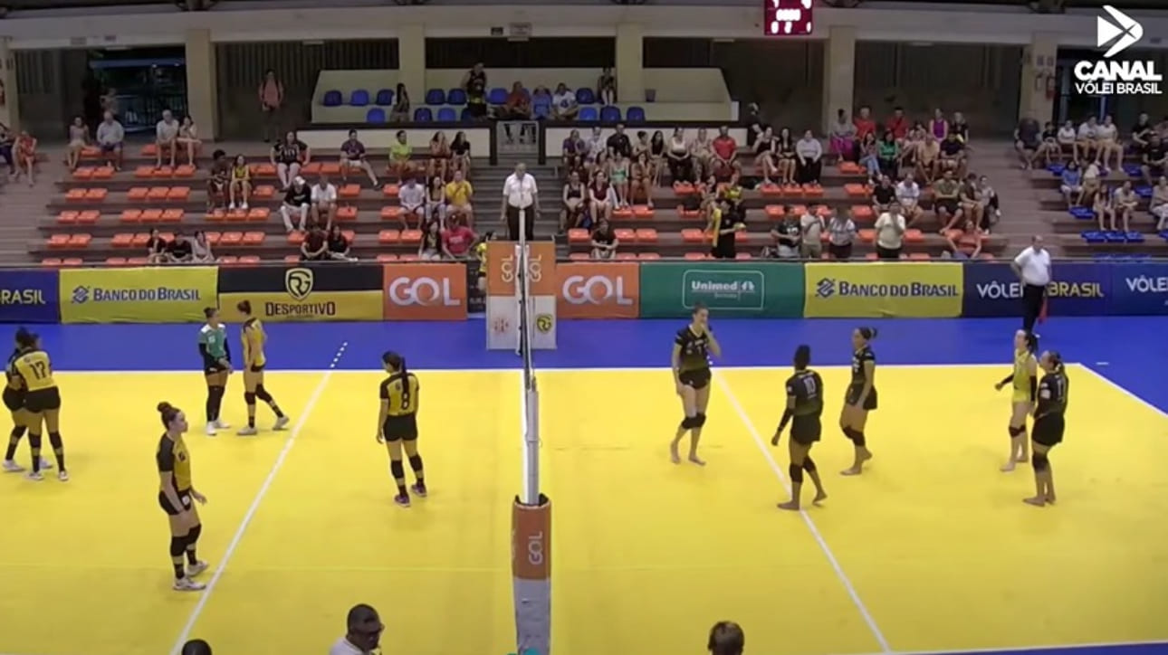 Frame do confronto entre Natal e Sorocaba, pela Superliga B; atletas da equipe paulista estão descalças em quadra (foto: Reprodução/Canal Vôlei Brasil)