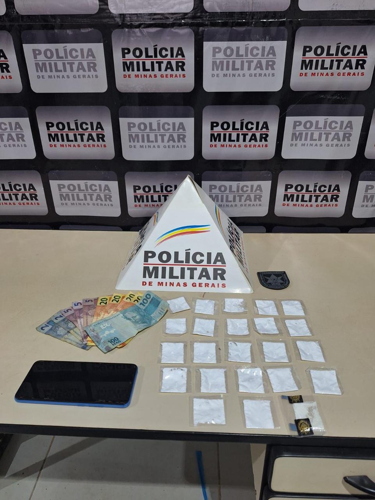 PM encontra papelotes de cocaína em cesto de roupas sujas e prende irmãs em Rio Vermelho