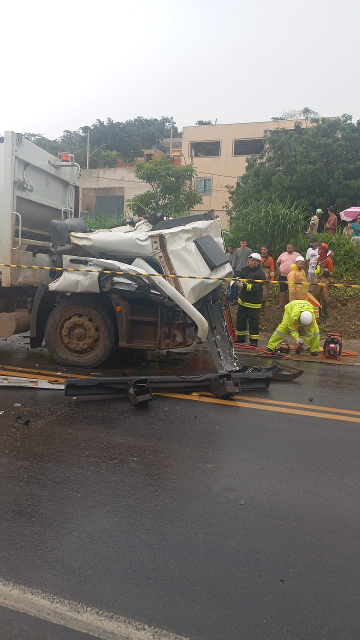 Motorista fica ferido em colisão entre caminhão de lixo e carreta em Dom Cavati