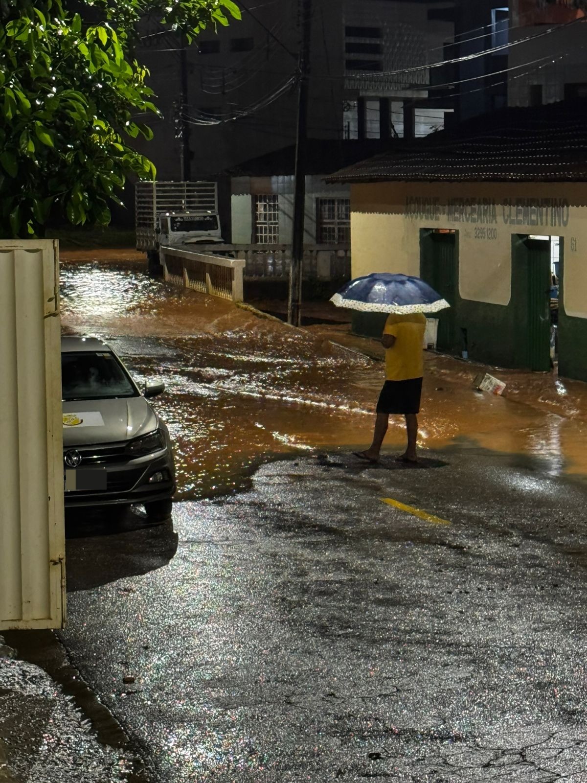 Temporal causa alagamentos em ruas e casas de Virgolândia