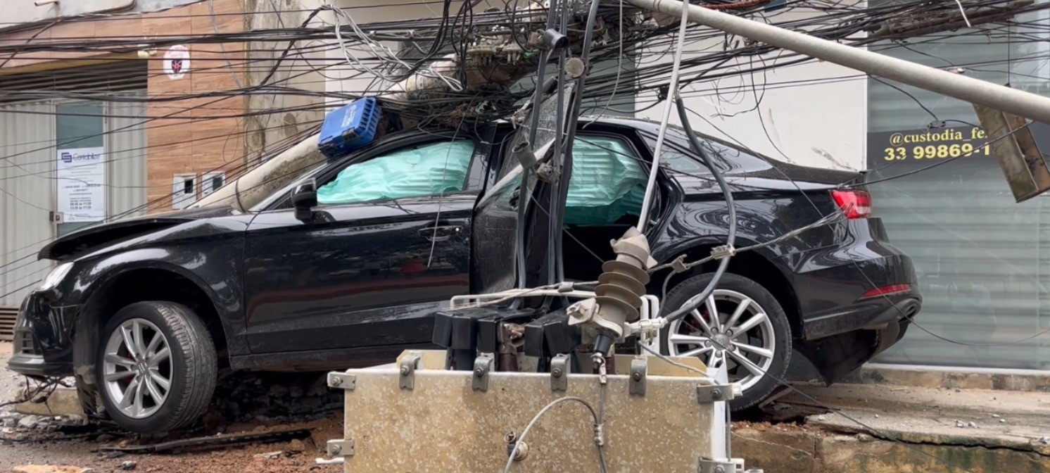 Poste é arrancado após ser atingido por carro em Teófilo Otoni