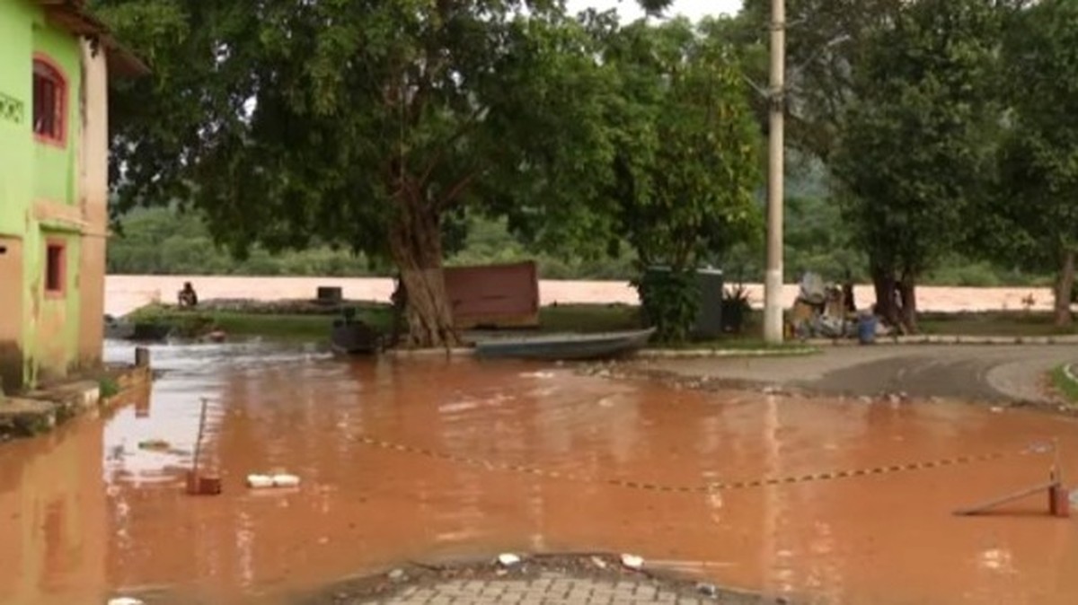 Rio Doce ultrapassa cota de inundação em Governador Valadares e começa a invadir bairros ribeirinhos