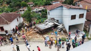 Caminhão carregado com telhas perde freio e invade casa em Monte Formoso