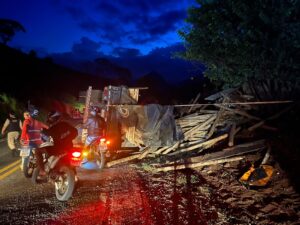 Caminhoneiro fica ferido em acidente na MG-108, em Lajinha