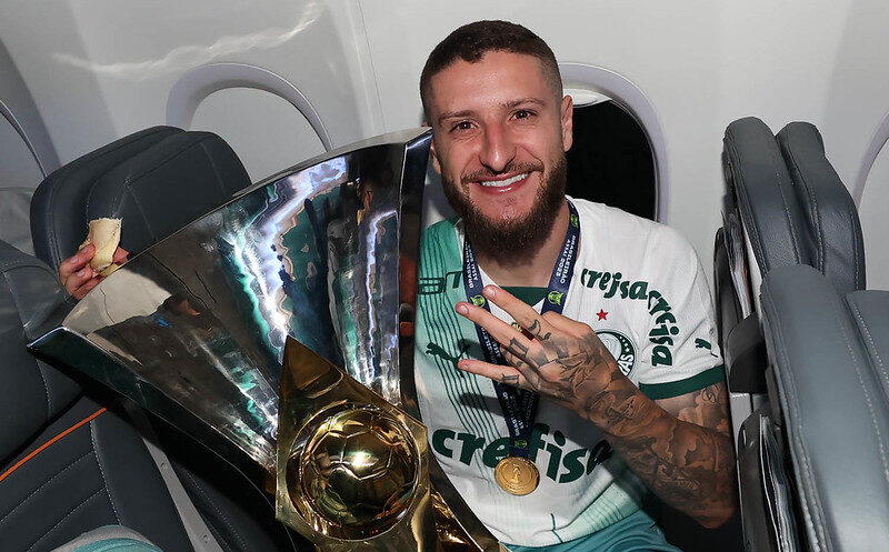 Zé Rafael, do Palmeiras, com a taça do Brasileiro (foto: Cesar Greco/Palmeiras)