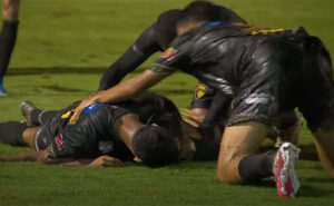 Jogadores do Zumbi comemoram gol da vitória sobre o Flamengo na Copinha (foto: Reprodução/FPF)