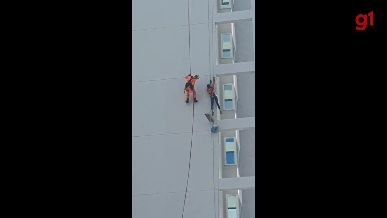 Vídeo mostra resgate de trabalhador que caiu de terraço de prédio e ficou pendurado a 12 m de altura em MG | Vales de Minas Gerais