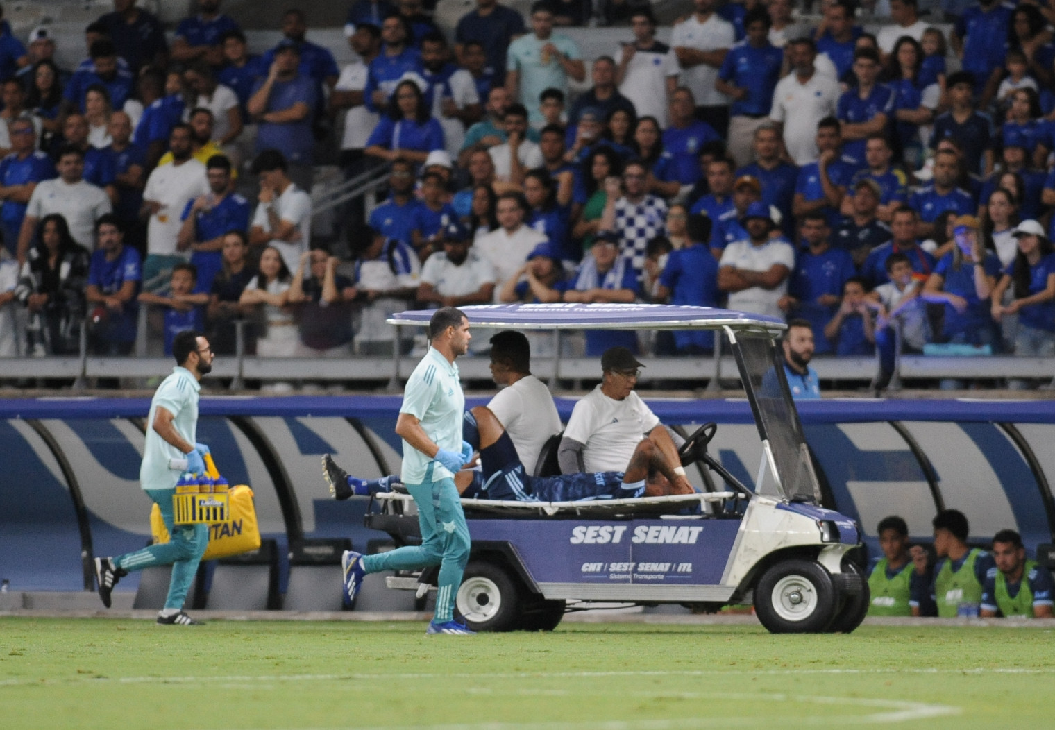 João Marcelo deixa o campo após sofrer lesão na partida entre Cruzeiro e Uberlândia - (foto: Alexandre Guzanshe/EM/D.A. Press)