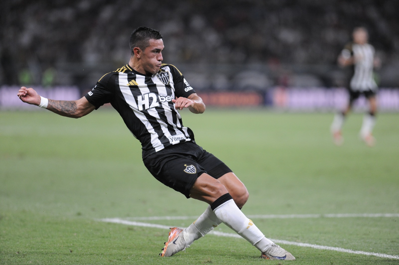 O momento exato da lesão de Cuello, do Atlético, no Mineirão - (foto: Alexandre Guzanshe/EM/D.A Press)