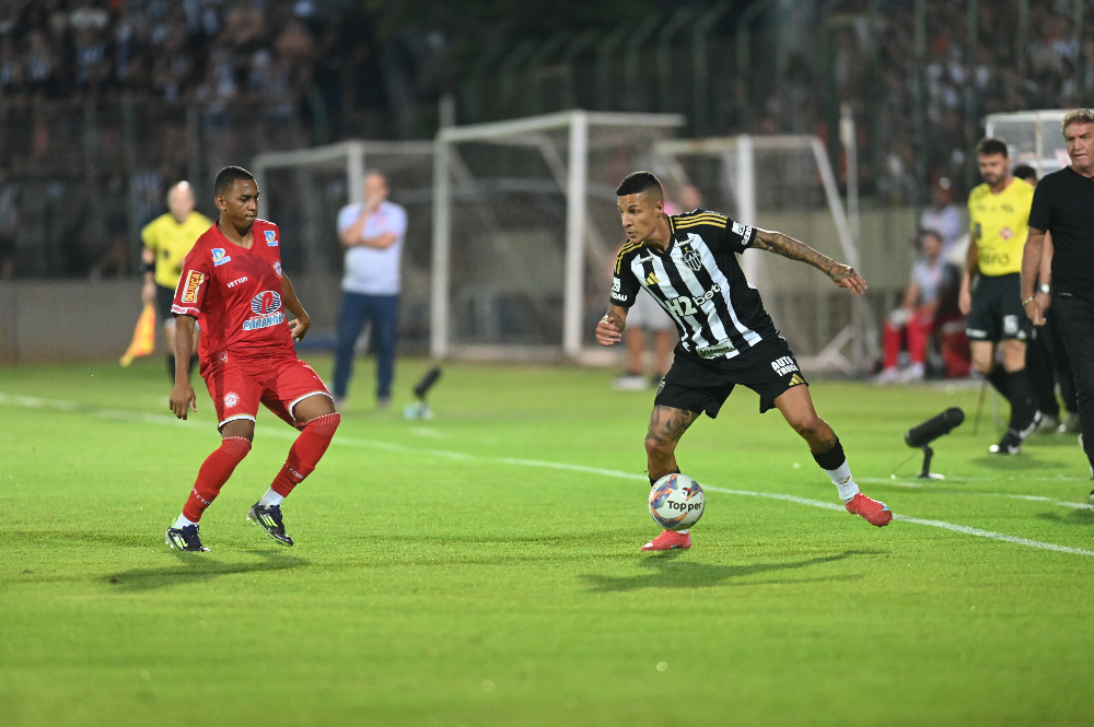 Guilherme Arana, lateral-esquerdo do Atlético, em ação contra o Tombense - (foto: Leandro Couri/EM/DA.Press)