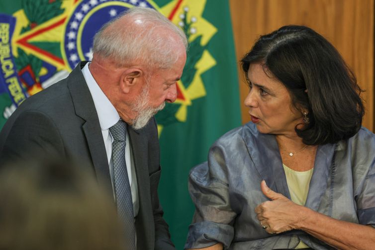 Brasília (DF), 25/02/2025 - Presidente Luiz Inácio Lula da Silva (e) ao lado da ministra da saúde, Nísia Trindade (d), durante cerimônia de assinatura de parcerias para fortalecimento da produção e inovação de vacinas e biofármacosFoto: Jose Cruz/Agência Brasil