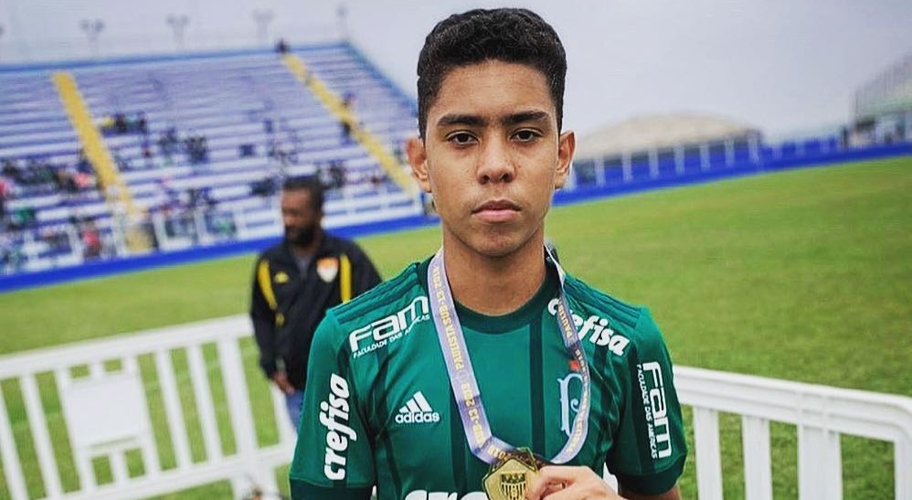 Lucas Pássaro com medalha do Campeonato Paulista sub-13, que conquistou ao lado de Endrick pelo Palmeiras (foto: Reprodução)