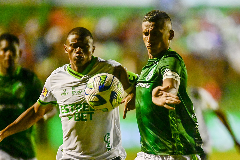 Ídolo do América, Juninho disputa a bola com jogador do Tocantinópolis (foto: Mourão Panda / América)