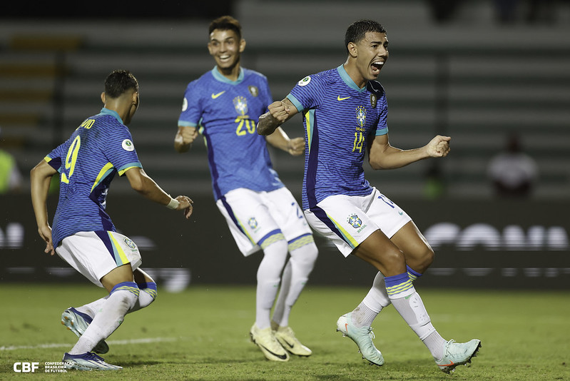 Jogadores do Brasil comemoram gol no Sul-Americano sub-20 (foto: RAFAEL RIBEIRO/CBF)