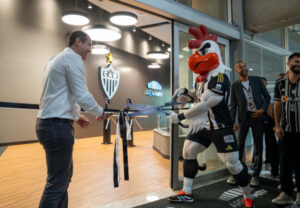 CEO Bruno Muzzi e mascote Galo Doido na inauguração da nova sede administrativa do Atlético (foto: Daniela Veiga / Atlético)