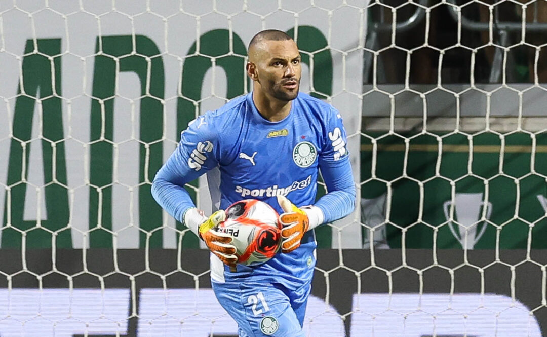 Weverton, do Palmeiras, segurando bola do Paulistão (foto: Cesar Greco/Palmeiras)