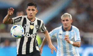 Savarino, do Botafogo, olhando para a bola (foto: Vítor Silva/Botafogo)