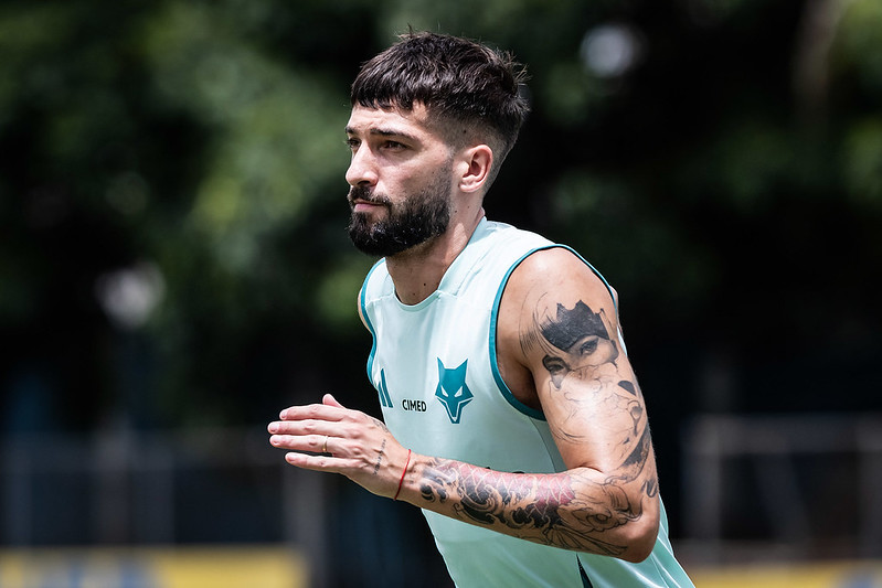 Lautaro Díaz correndo em treino do Cruzeiro (foto: Gustavo Aleixo/Cruzeiro)