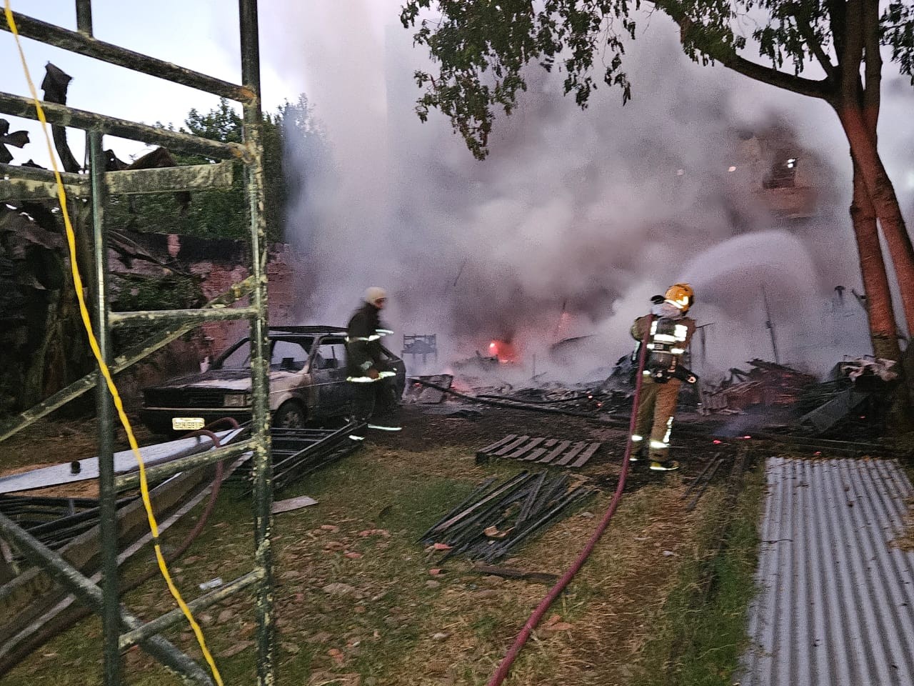 Incêndio em marcenaria destrói equipamentos e carro em Governador Valadares