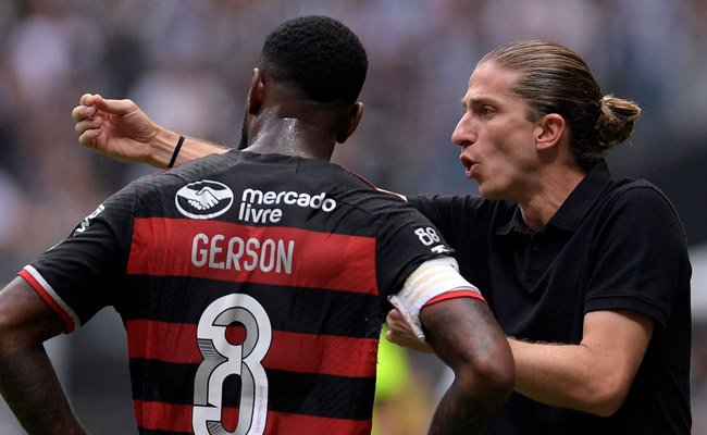 Técnico Filipe Luís orienta Gerson em jogo do Flamengo (foto: DOUGLAS MAGNO / AFP)