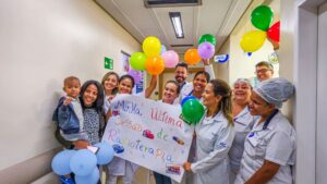 Pequeno Kalebe tem surpresa emocionante preparada pela Unidade de Oncologia do HMC