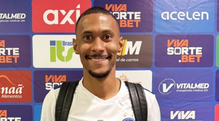 Ademir com camisa do Bahia (foto: Divulgação / Bahia)