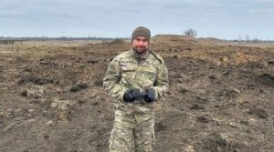 Aleksandr Dolgopolov com roupa militar (foto: Divulgação / redes sociais )