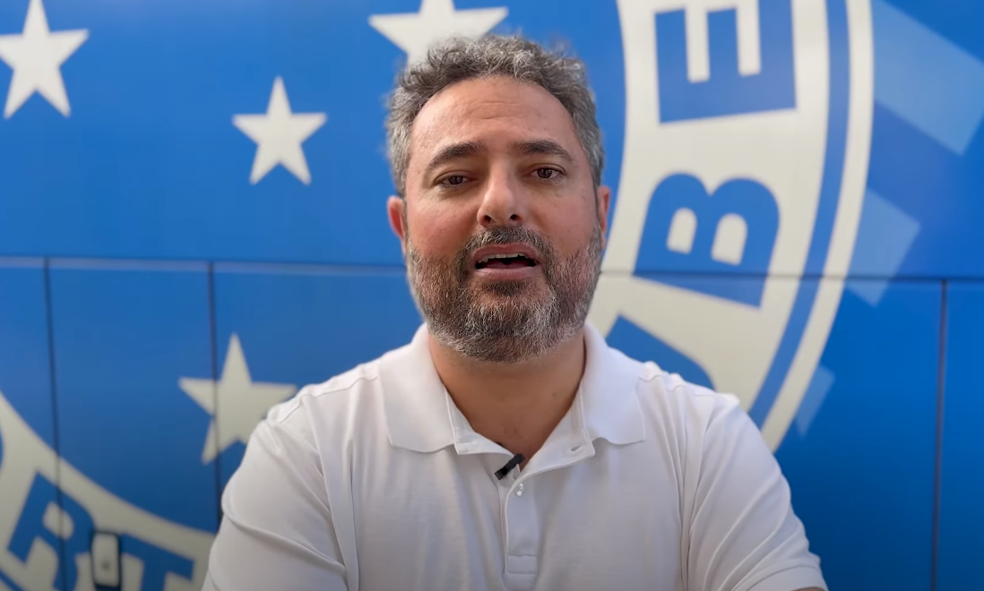 Alexandre Mattos falando em frente ao escudo do Cruzeiro (foto: Divulgação/Cruzeiro)