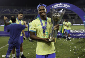 Alisson, do Atlético, com o troféu de campeão sul-americano Sub-20 com a Seleção Brasileira (foto: Rafael Ribeiro/CBF)