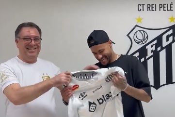 Neymar recebe camisa do Santos após assinar contrato (foto: Divulgação/Santos)