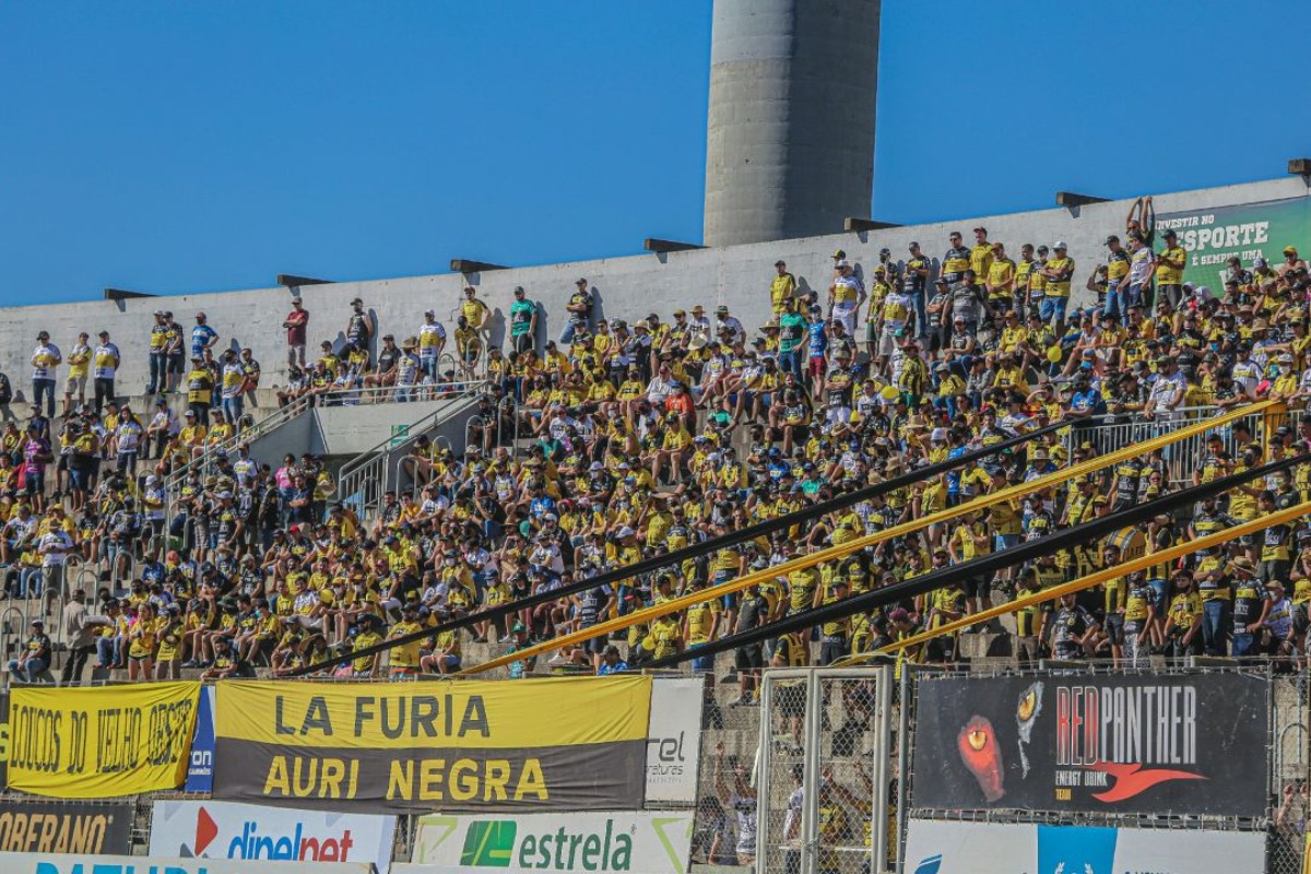 Torcida do FC Cascavel no Estádio Olímpico Regional - (foto: Divulgação / FC Cascavel )