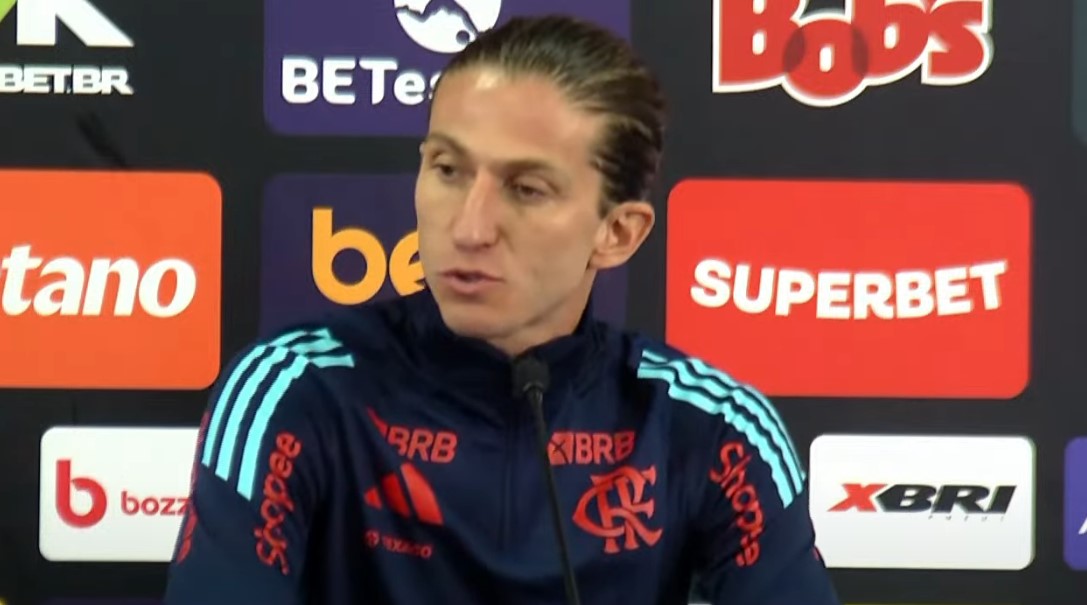 Filipe Luís em entrevista coletiva após o Flamengo conquistar a Supercopa Rei (foto: Reprodução)