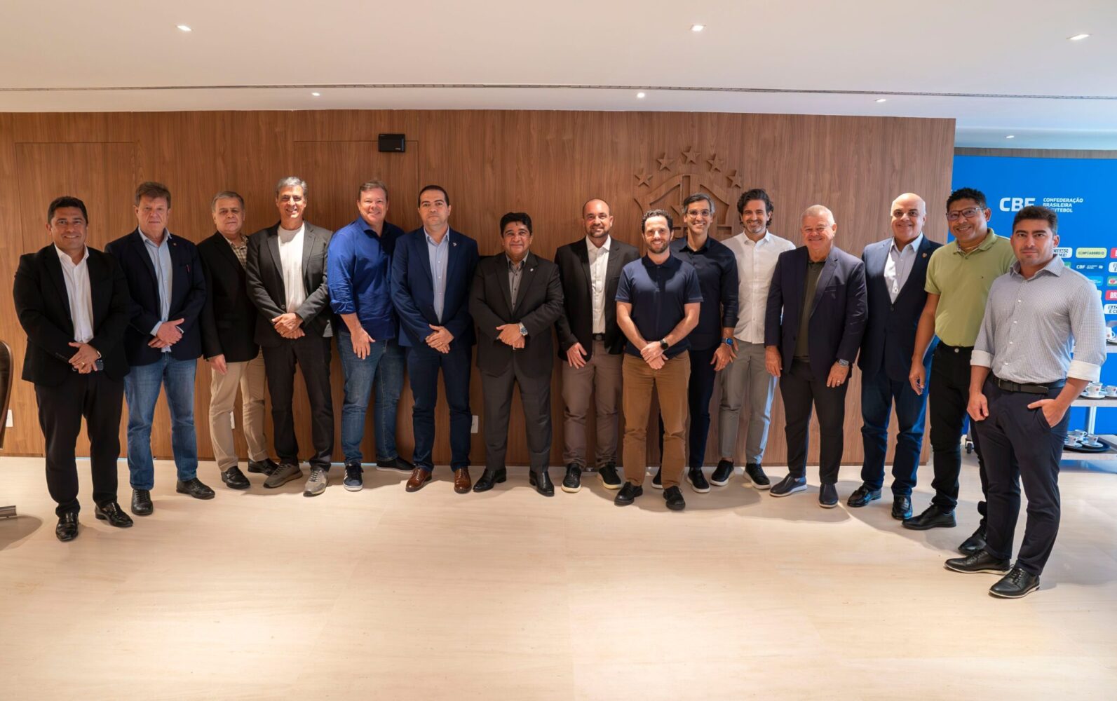 Representantes de clubes brasileiros ao lado de Ednaldo Rodrigues, presidente da CBF (foto: CBF)