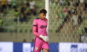 Matheus Mendes, goleiro do América em jogo contra o Cruzeiro (foto: Alexandre Guzanshe/EM/D.A Press)