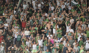 Torcida do América no Independência em jogo contra o Cruzeiro (foto: Alexandre Guzanshe/EM/D.A. Press)