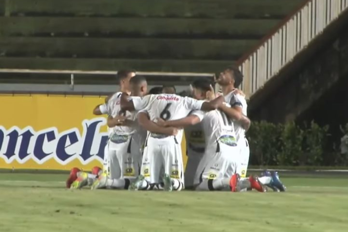 Jogadores do Democrata comemorando gol (foto: Reprodução / FMF)