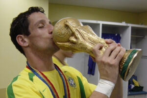 Juliano Belletti beija a taça da Copa do Mundo (foto: Divulgação / Arena Belletti )