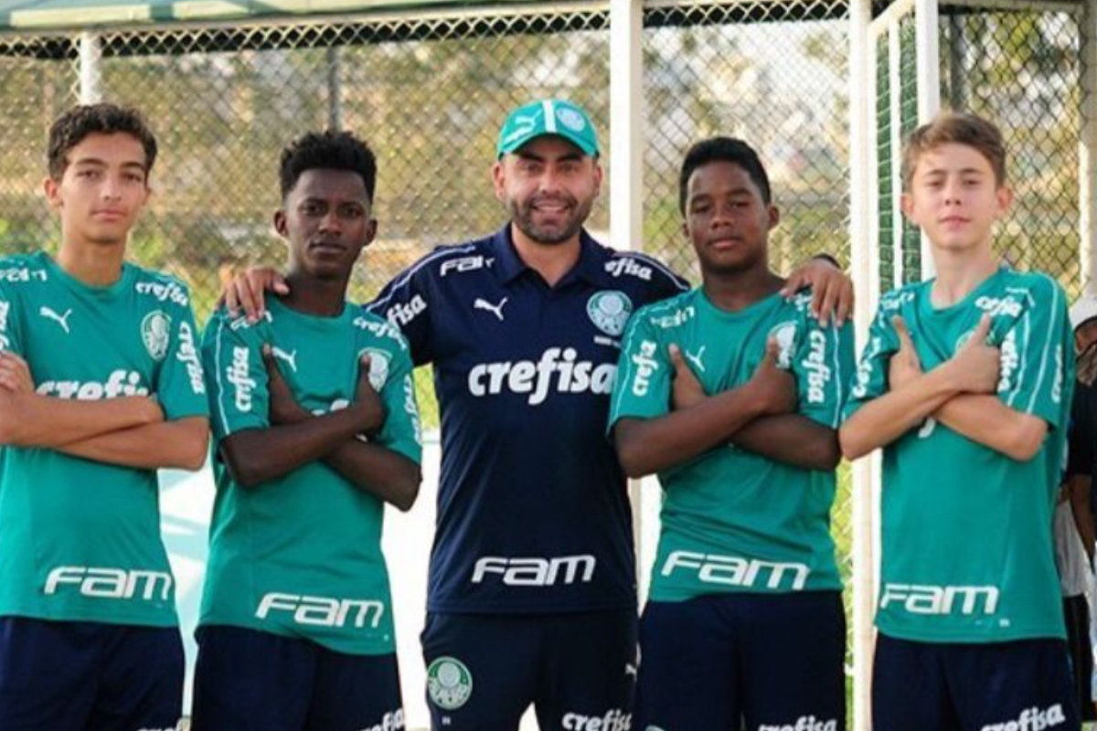 Treinador e jogadores da base do Palmeiras (foto: Reprodução)