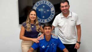 Filipe Melere com a família ao assinar contrato com Cruzeiro (foto: Reprodução Instagram)