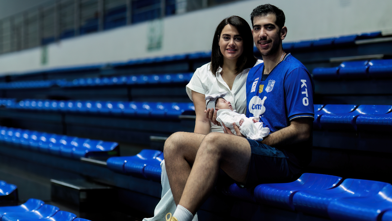 Javad, esposa Ghazaleh e a filha Kaira na Arena UniBH, ginásio do Minas (foto: Hedgard Moraes/Minas Tênis Clube)