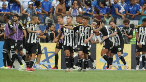 Jogadores do Atlético durante vitória sobre o Cruzeiro por 2 a 0, no Mineirão (foto: Alexandre Guzanshe/EM/D.A Press)