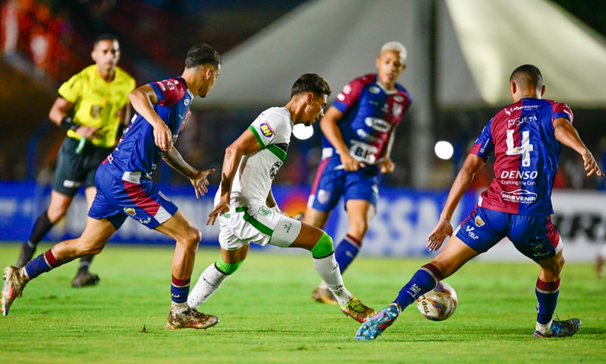 América e Betim pelo Campeonato Mineiro (foto: Mourão Panda/América)