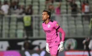 Matheus Mendes, goleiro do América em jogo contra o Cruzeiro (foto: Alexandre Guzanshe/EM/D.A. Press)