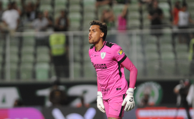 Matheus Mendes, goleiro do América em jogo contra o Cruzeiro (foto: Alexandre Guzanshe/EM/D.A. Press)