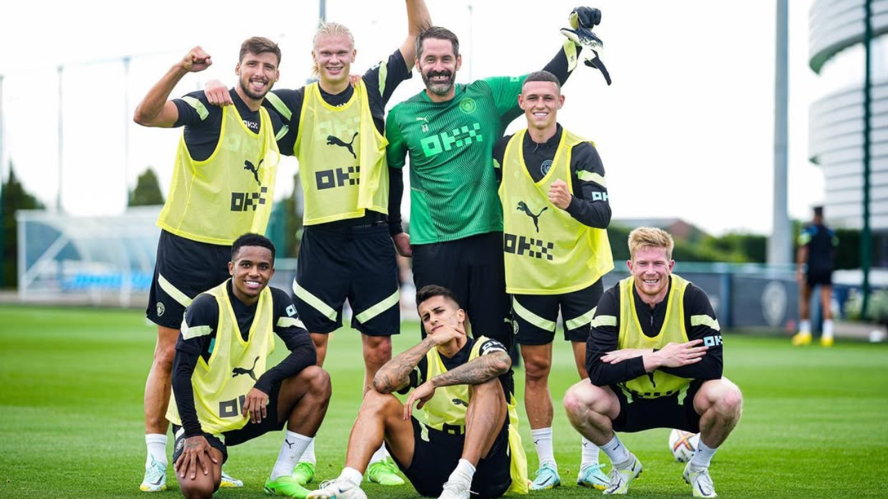 Kayky junto de Rúben Dias, Haaland, Ortega, Foden, João Cancelo e Kevin de Bruyne em treinamento do City (foto: Reprodução Instagram)