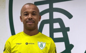 Mariano com a camisa do América (foto: Divulgação/América)