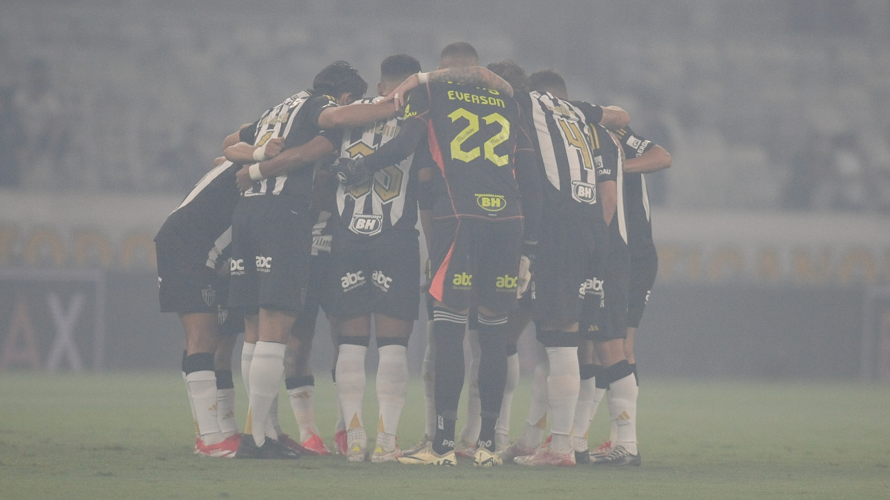 Time do Atlético reunido antes de jogo contra o Athletic pelo Mineiro no Mineirão (foto: Alexandre Guzanshe/EM D.A Press)