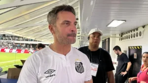 Falcão com a camisa do Santos na Vila Belmiro (foto: Rodrigo Matuck/Gazeta Press)