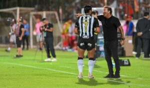 Hulk, atacante do Atlético, conversa com o técnico Cuca (foto: Leandro Couri/EM/D.A Press)